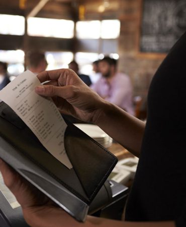 Restoran Ve Kafelerde Yeni Dönem: Kuver Ve Servis Ücreti Gibi Ek Ödemeler Yasaklanıyor